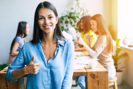 Une jeune entrepreneuse lève le pouce